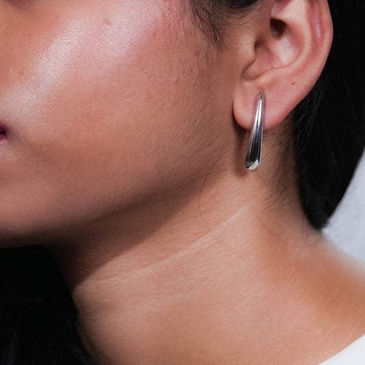 Chandrika curve stud